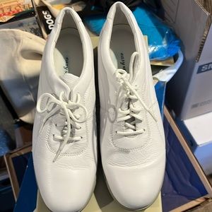 Women’s size9 1/2 medium white Easy Spirit shoes in nearly new condition